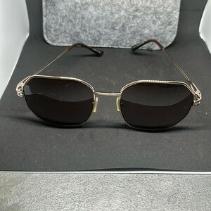 Gently use a sunglasses with no scratches practically never use